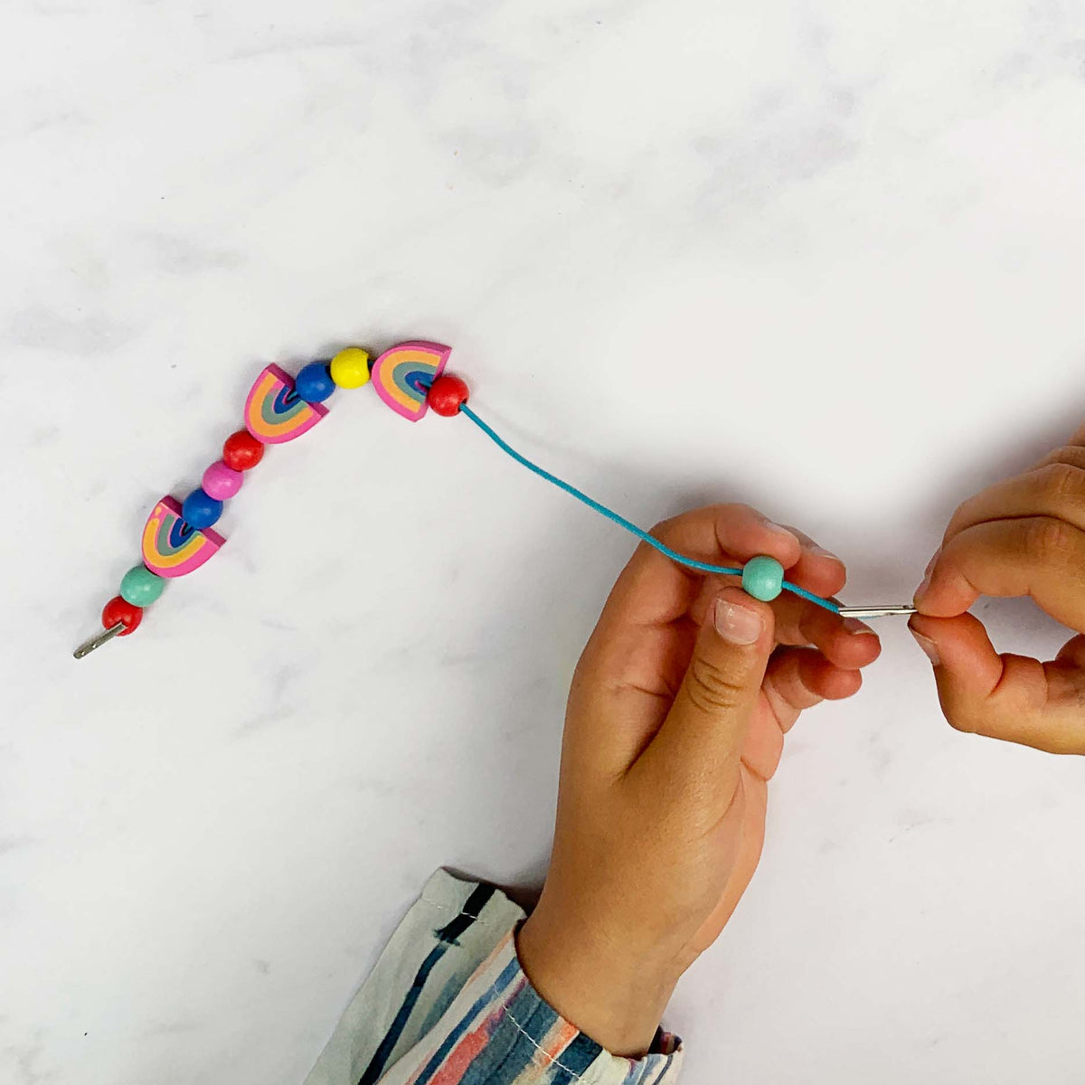 Cotton Twist | Perlesett med Treperler, Regnbue | 10 Armbånd