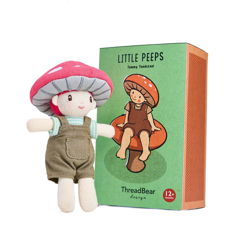 Tender Leaf | Little Peeps Tommy Toadstool – liten dukke med sopplue, 12 cm