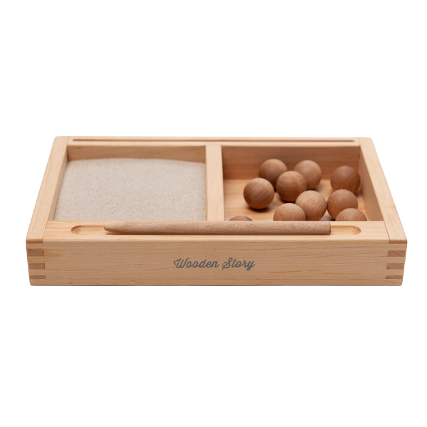 Wooden Story | Skrivebrett med sand og trekuler – Montessori sanseleke