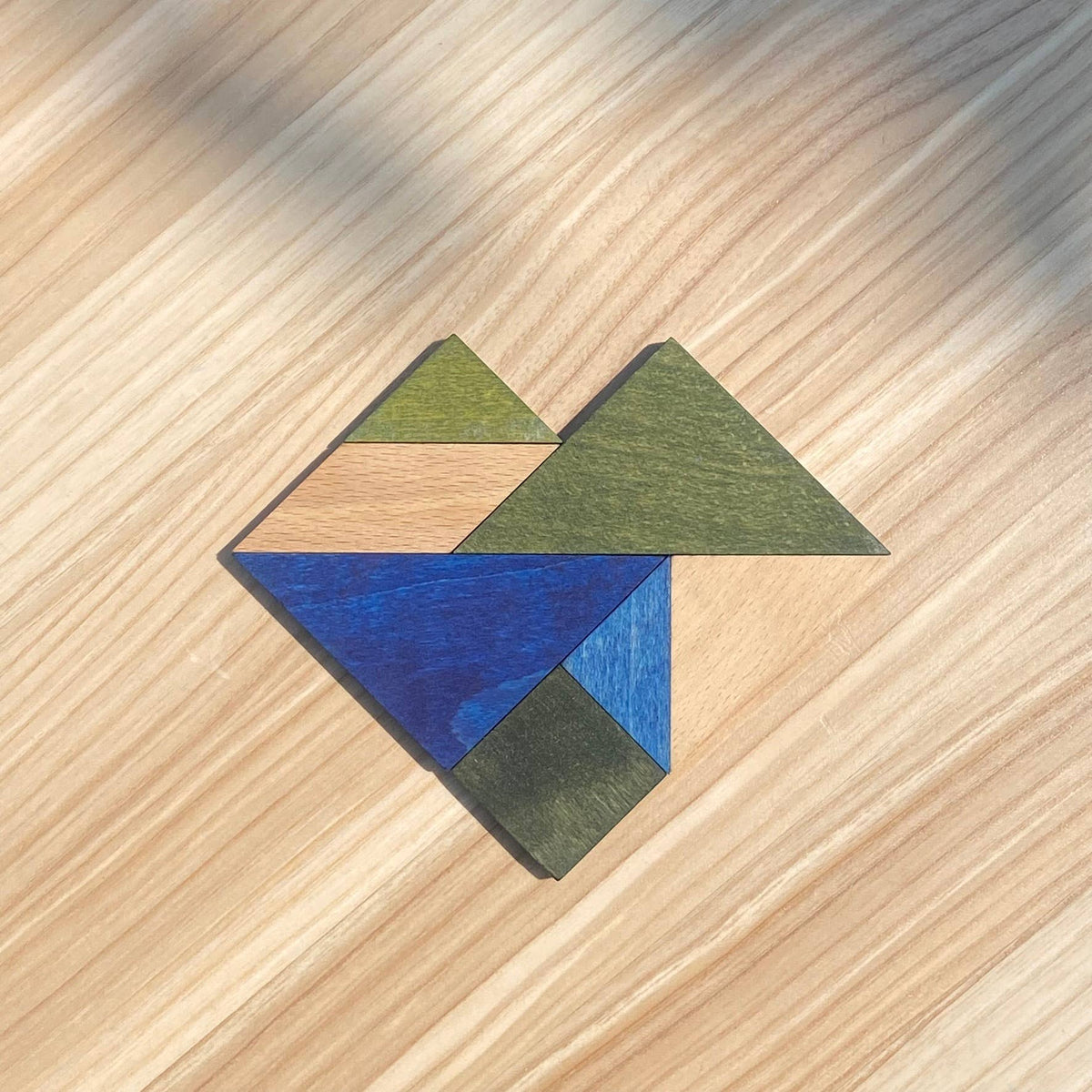 Wooden Story | Tangram i tre – Montessori puslespill (blå)