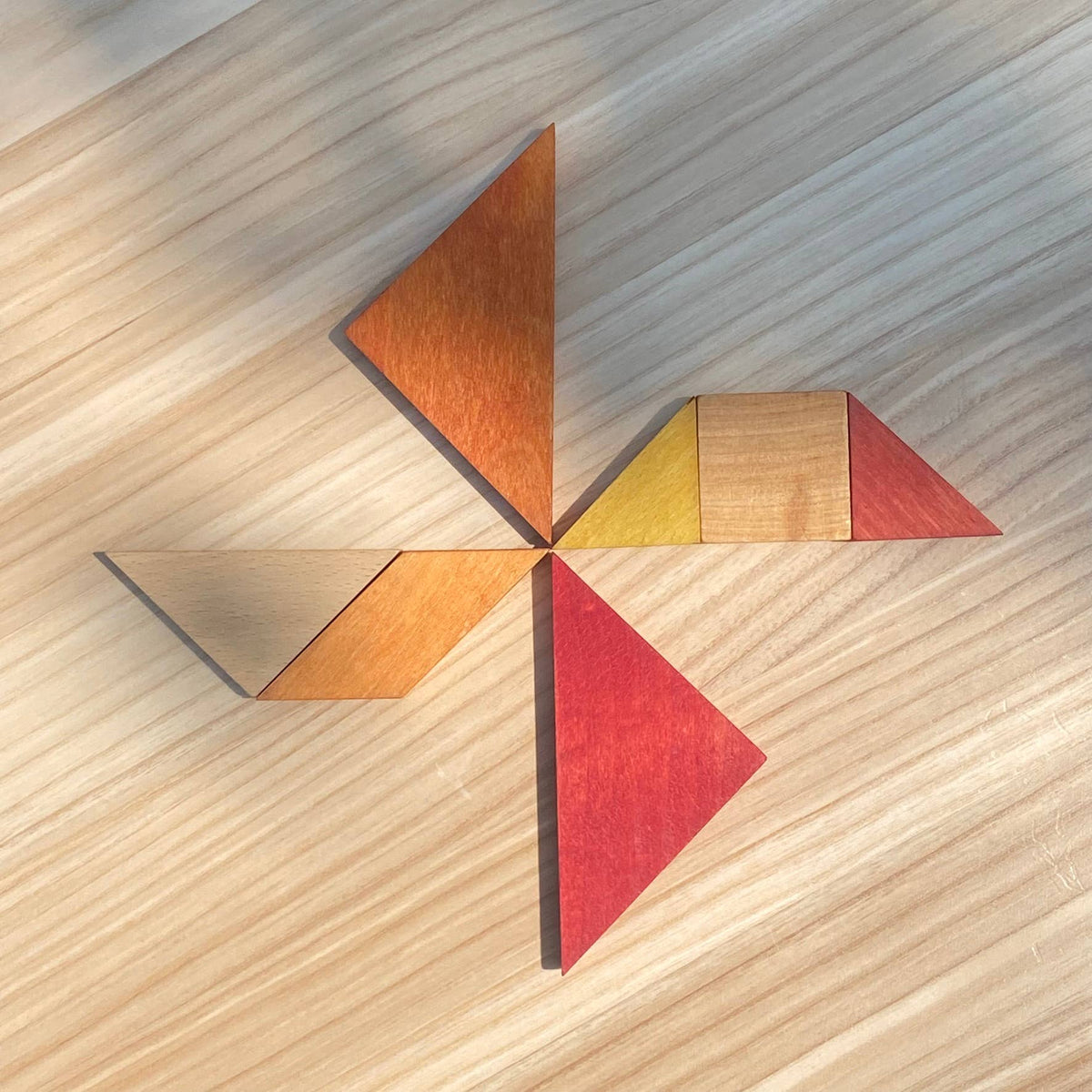 Wooden Story | Tangram i tre – Montessori puslespill (Oransj)