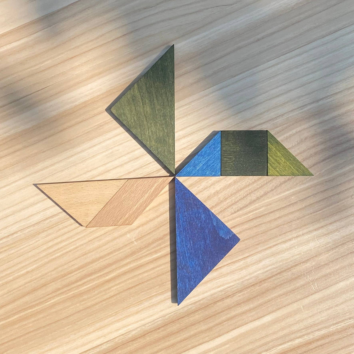 Wooden Story | Tangram i tre – Montessori puslespill (blå)