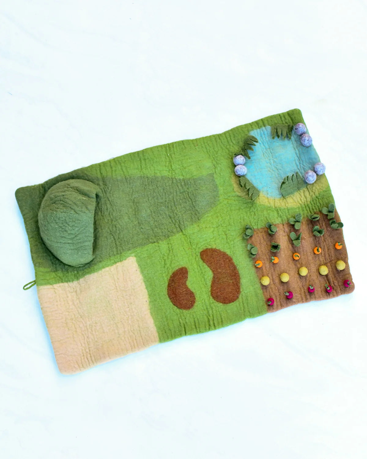 Tara Treasures | Stor lekematte i tovet ull ( 80x50) – bondegård
