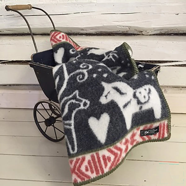 Klippan x Kerstin Landström | Ullpledd Baby/Barn, Dalarna, 65x95cm | Rød/Sort