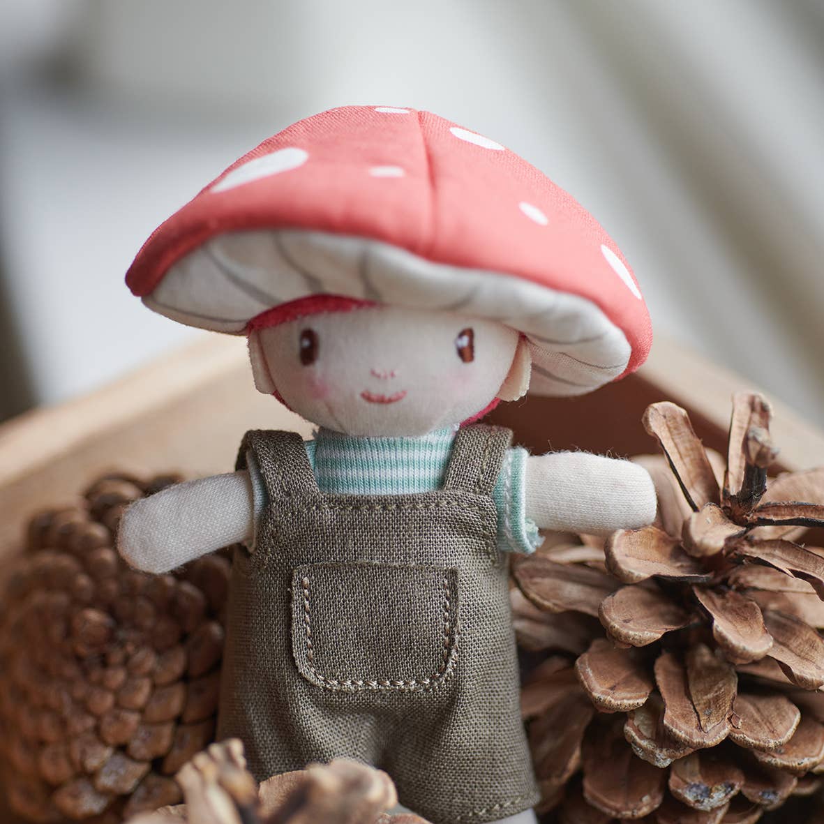 Tender Leaf | Little Peeps Tommy Toadstool – liten dukke med sopplue, 12 cm