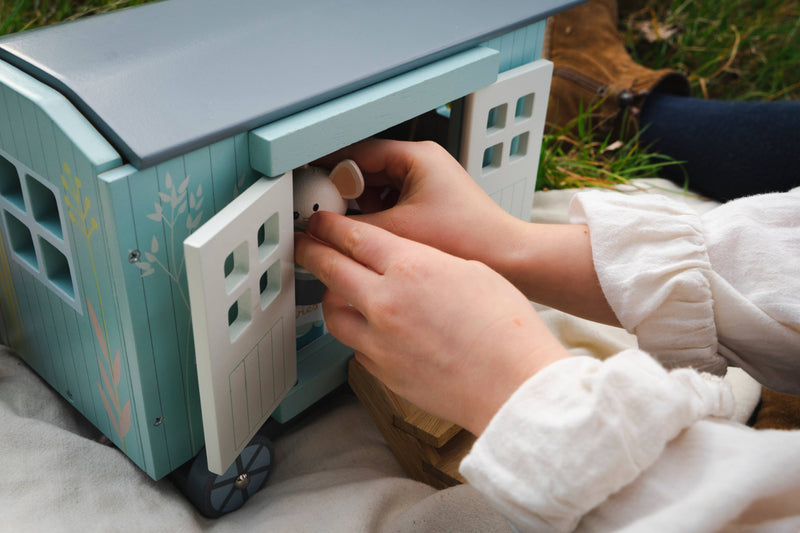 Tender Leaf | De Hemmelige Engers Gjeterhytte, "Merrywood Tales Secret Meadow Shepherds Hut" - 99%* Plastfri