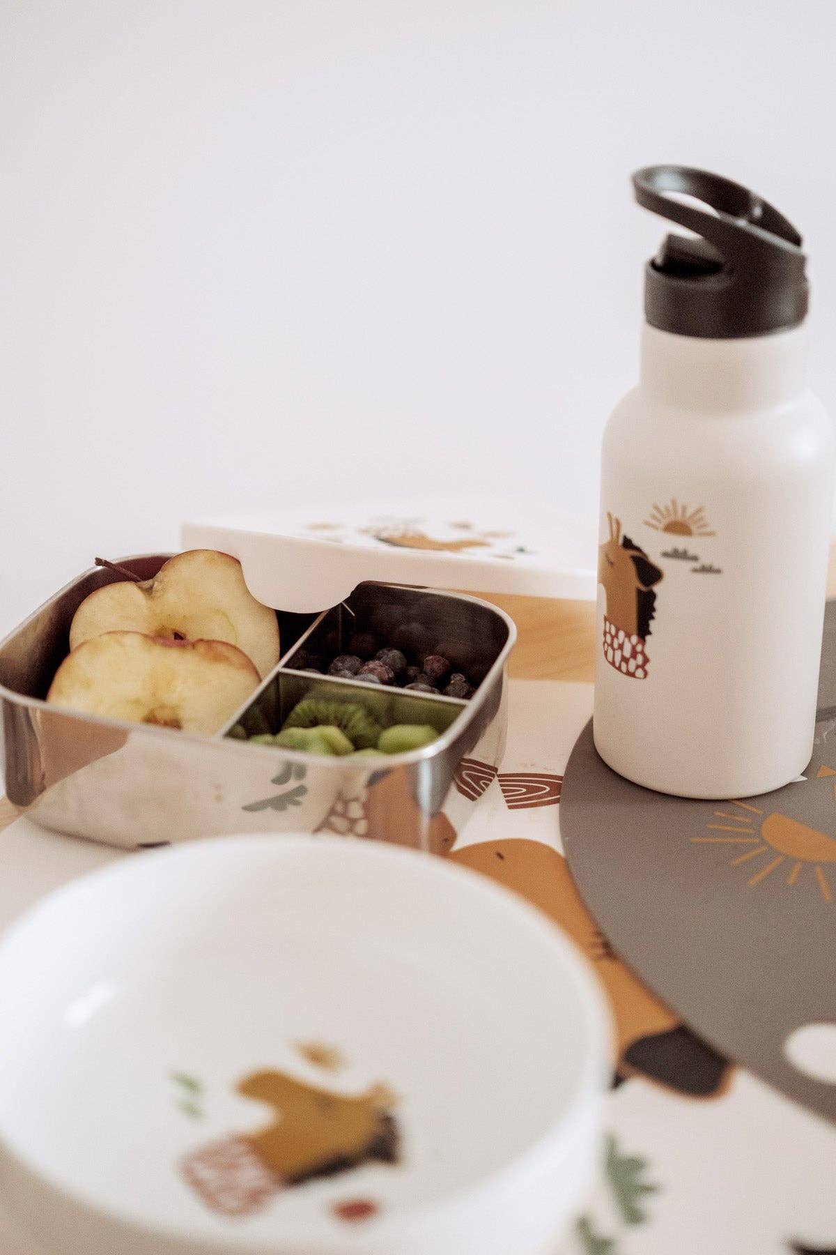 Kikadu | Matboks i rustfritt stål, med silikonlokk (3 rom) | 900ml | Hvit Sjiraff