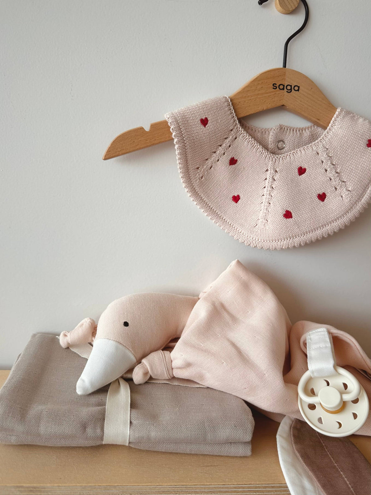 Saga Copenhagen | Smekke i Økologisk Bomull, "Baby Blush Heart"
