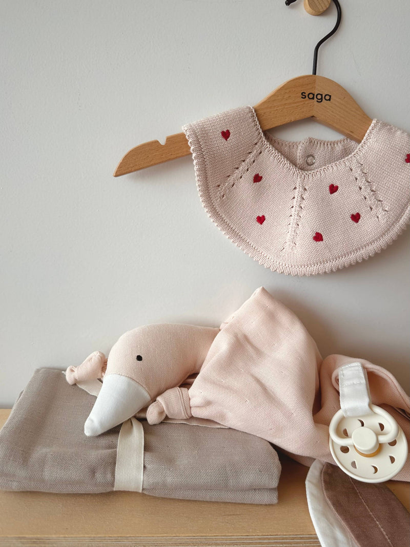 Saga Copenhagen | Smekke i Økologisk Bomull, "Baby Blush Heart"