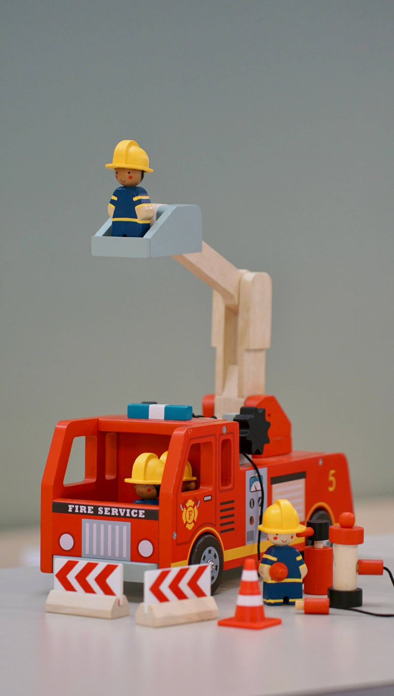 Tender Leaf | Brannbil med Fire Brannkonstabler, 14 Deler, "Fire Engine" - Plastfri