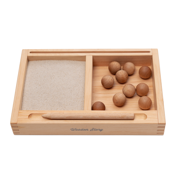 Wooden Story | Skrivebrett med sand og trekuler – Montessori sanseleke