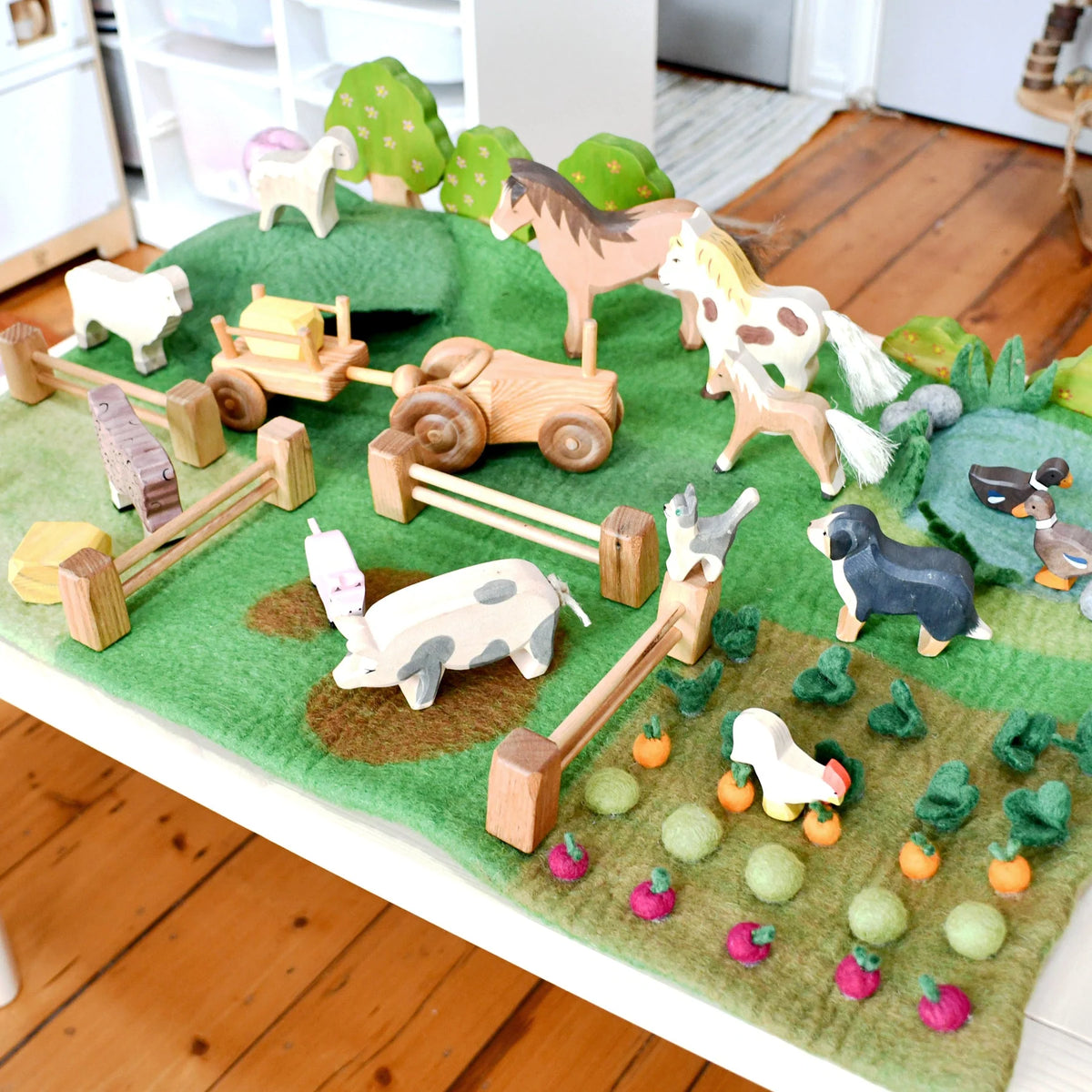 Tara Treasures | Stor lekematte i tovet ull ( 80x50) – bondegård