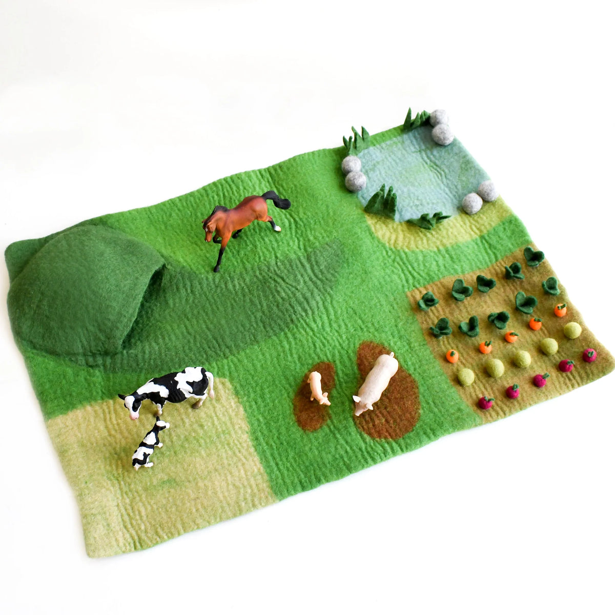 Tara Treasures | Stor lekematte i tovet ull ( 80x50) – bondegård