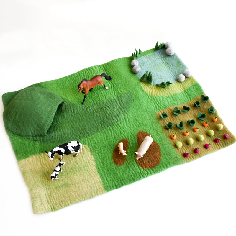 Tara Treasures | Stor lekematte i tovet ull ( 80x50) – bondegård